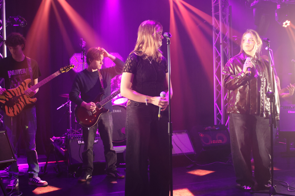 Let’s Talk Low Light: Shooting Nights, Stages, and Chaotic Gigs Without Losing Your Mind!
