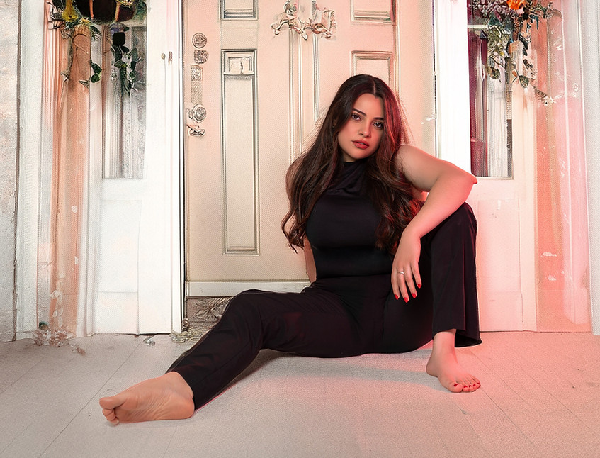 Portrait photo artistique d’une personne assise devant un décor élégant – photographie professionnelle par Kiligraphy Emotion