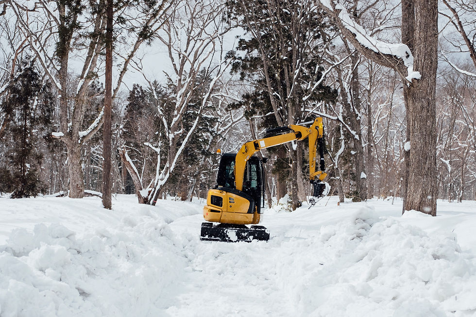 Bagger arbeitet im Winter. Erdarbeiten im Winter