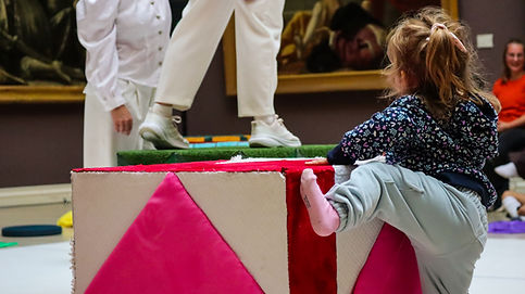 2 Sur ton piedestal, compagnie Connivences, Musée des beaux-arts de Rouen, 2025 (c) Sonja