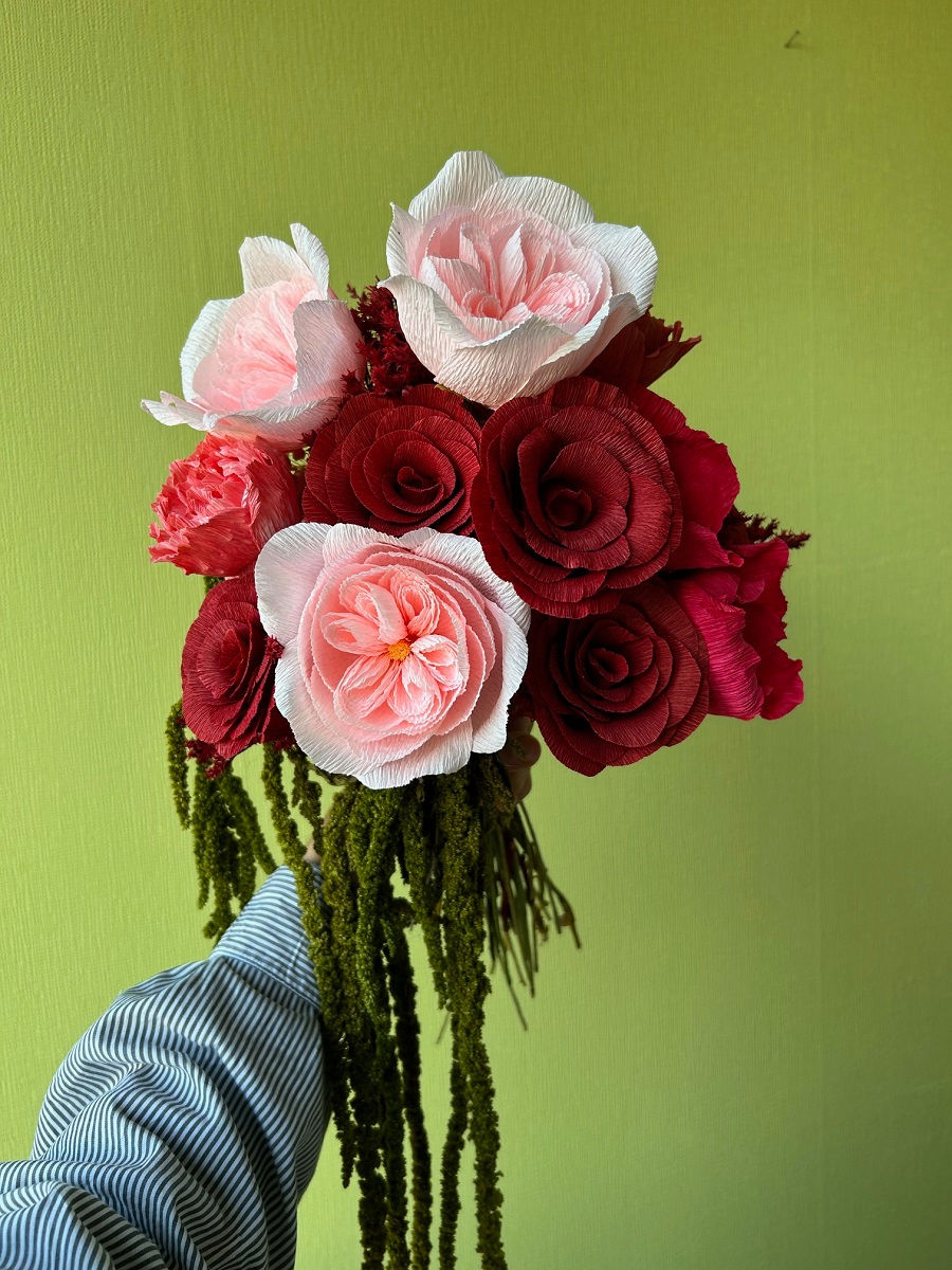 Bouquet en papier artisanal bordeaux et automnal, création Loumer à Nantes. Pièce unique et durable idéale pour un mariage ou