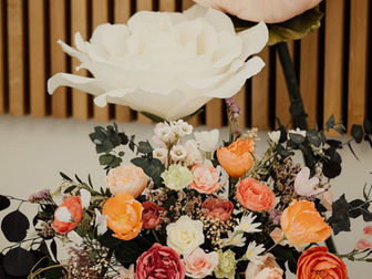 Scénographie florale immersive de mariage avec fleurs géantes en papier, compositions florales artisanales et ambiance de jardin anglais. Décoration de mariage romantique, installation florale sur mesure, expérience immersive pour cérémonie et réception, location de décors floraux, mariage haut de gamme, mariage à Nantes, Loire-Atlantique et partout en France