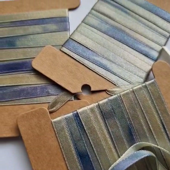 Thumbnail: Handfärgat satinband 6 mm – elfenben & denimblått