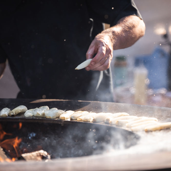 live cooking op open vuur tijdens een privéfeest
