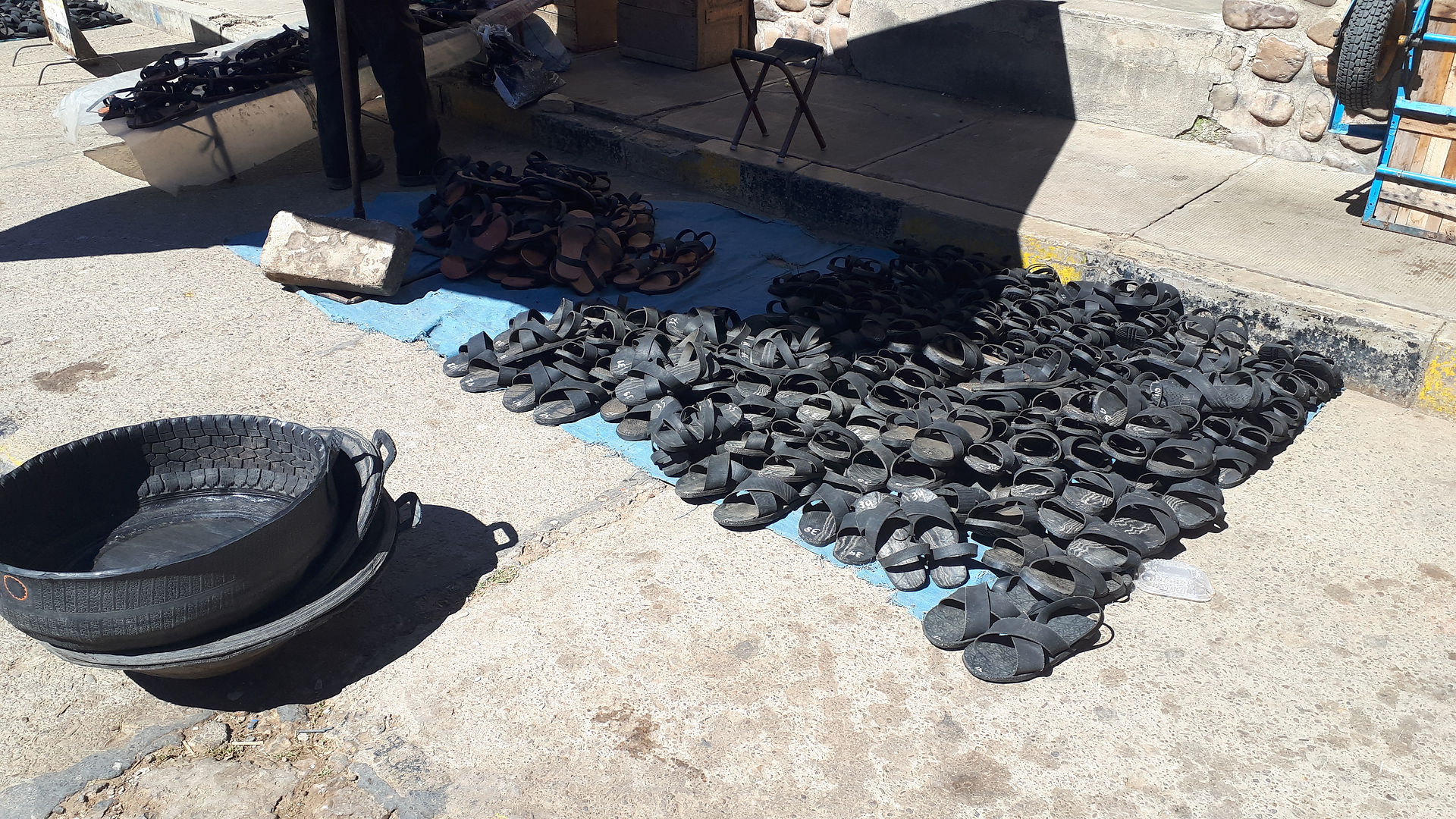 Des sandales en pneus recyclés.
