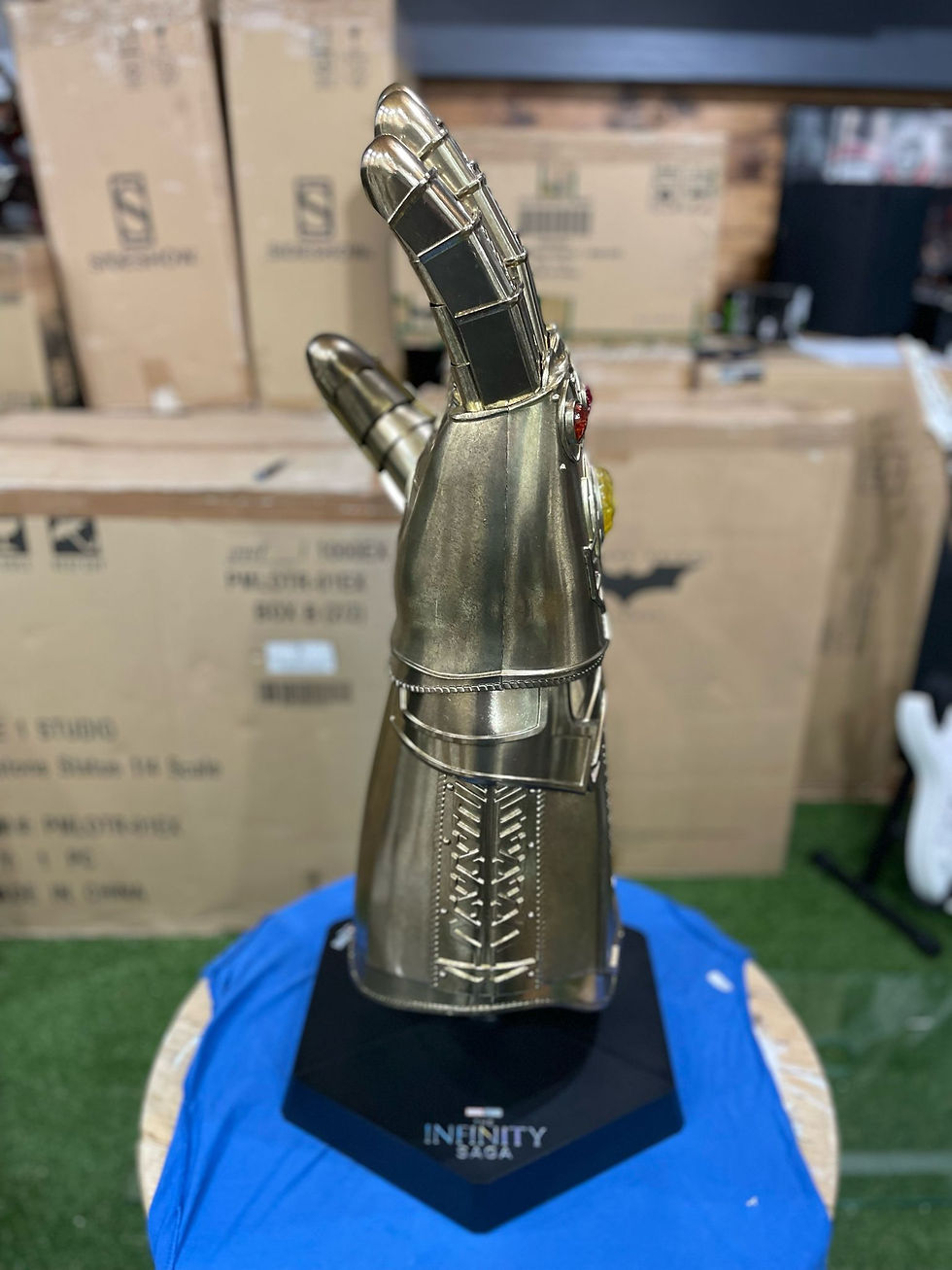 Miniatura: DeAgostini Thanos Gauntlet 1/1  80 cm
