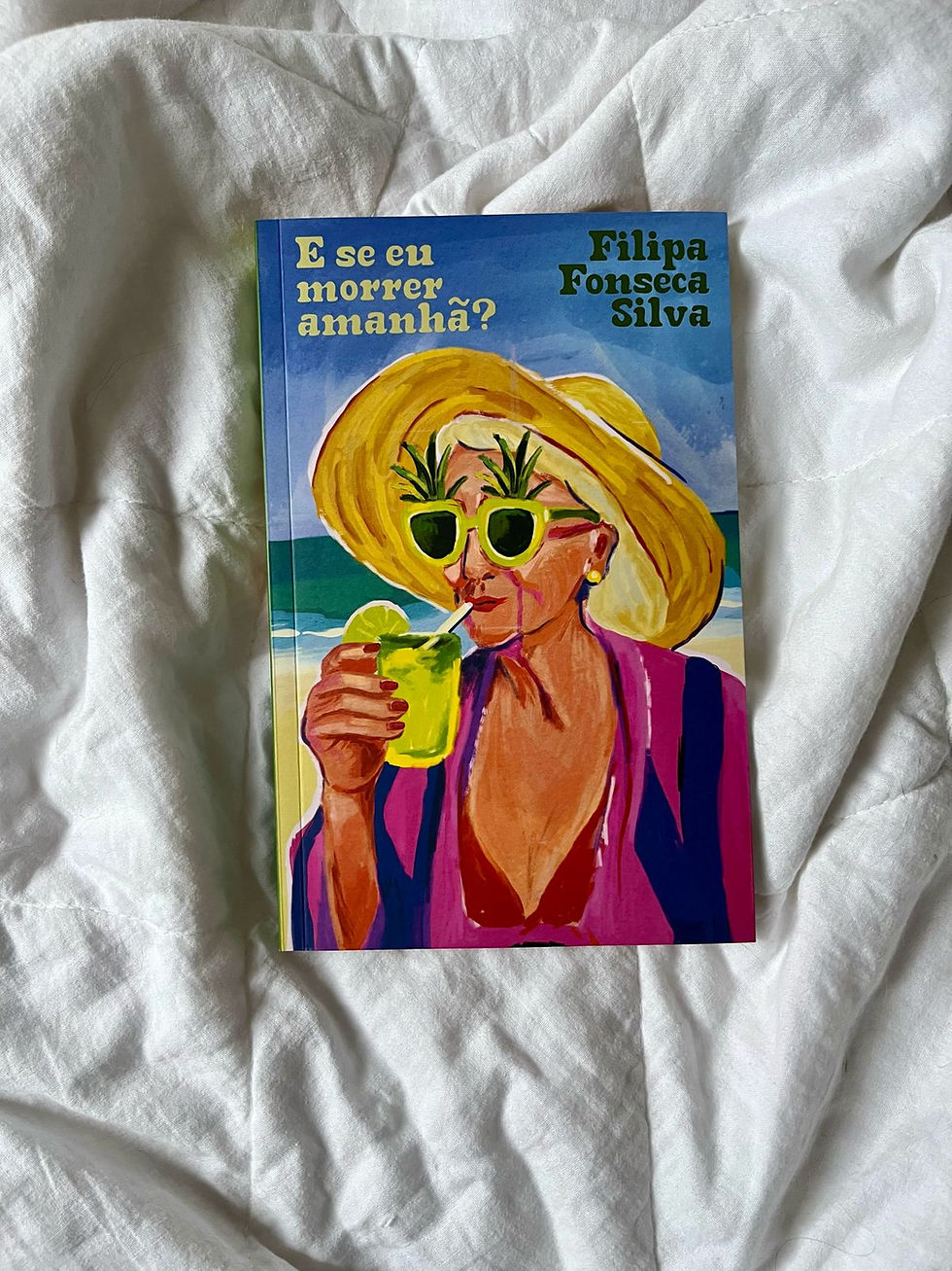 Uma foto do livro: E Se eu morrer amanhã? Em cima da colcha