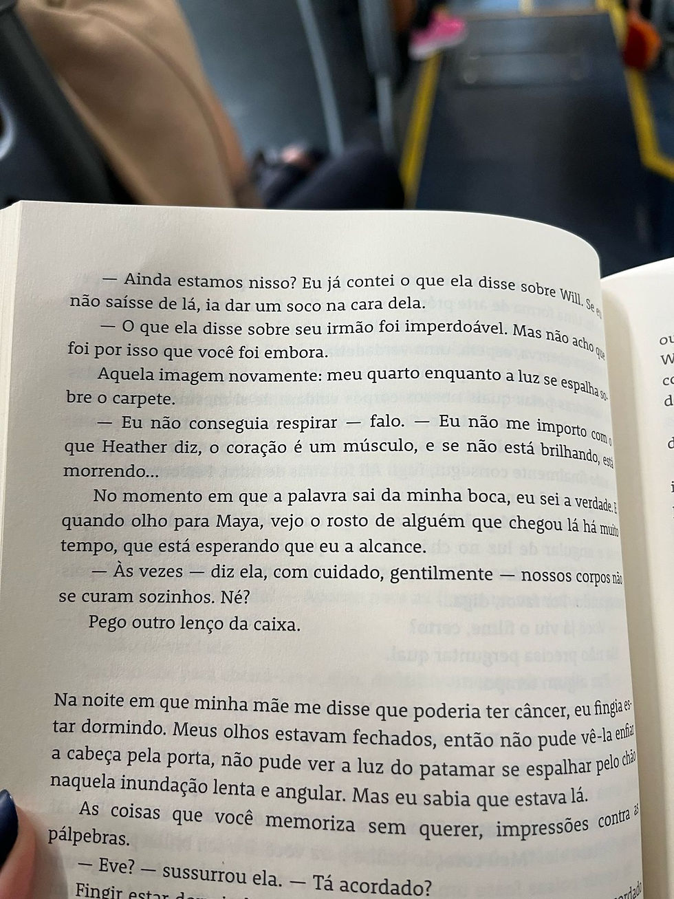Um livro aberto no ônibus