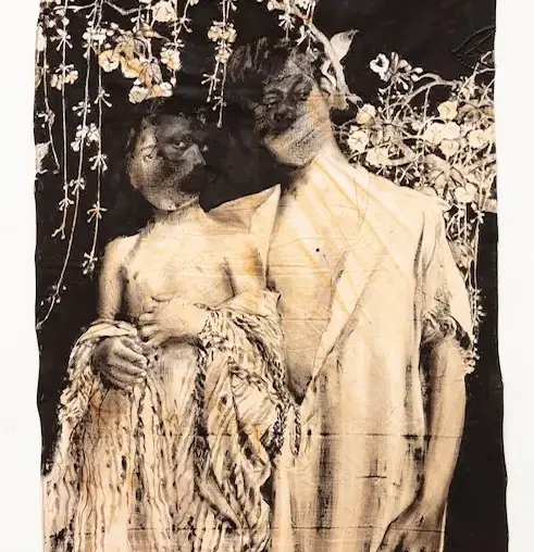 ROMÉO MIVEKANNIN, Série Blue Card, Couple de face sur fond de fleurs, 2023, Bains d’élixir et acrylique sur toile libre, 148 x 108 cm.