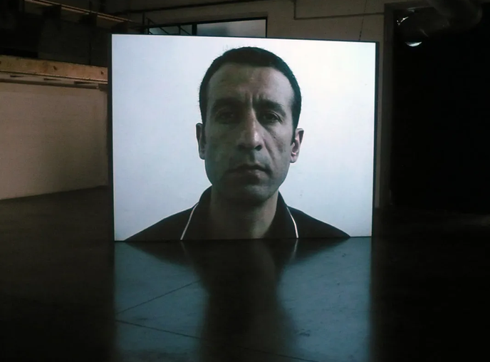 Bruit de fond, 2007. Installation vido, vue d'exposition La Compagnie, Marseille, courtesy galerie Eric Dupont, Paris.