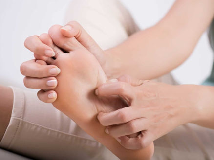 Ngứa Gan Bàn Chân Là Dấu Hiệu Bệnh Gì? Cảnh Báo Sức Khỏe Không Nên Chủ Quan