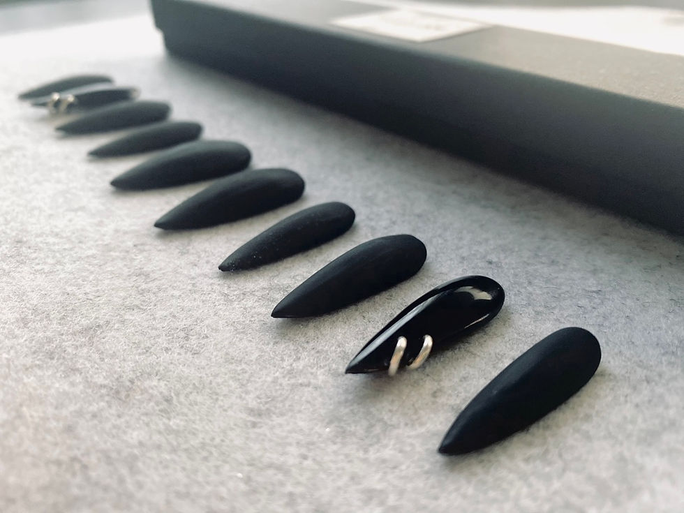 Pikkukuva: matt schwarze long ballerina press on nails mit ringfinger pircing