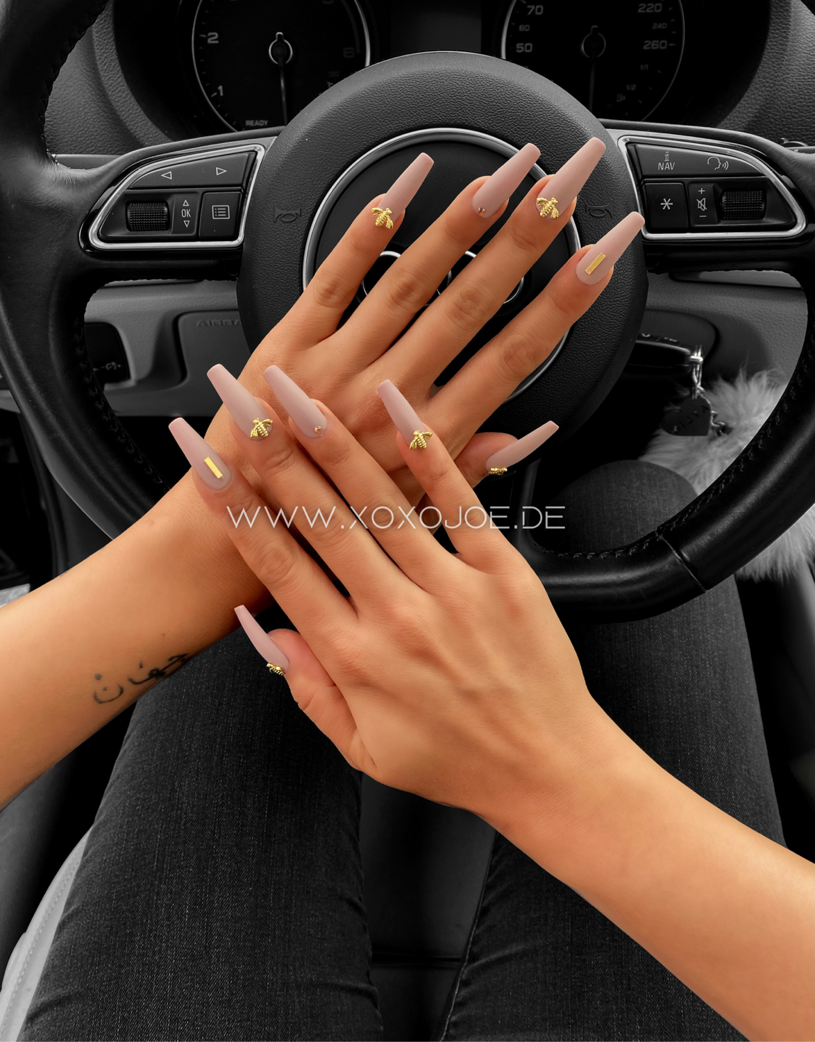 Press on Nails beige mit roter unterseite und goldener biene