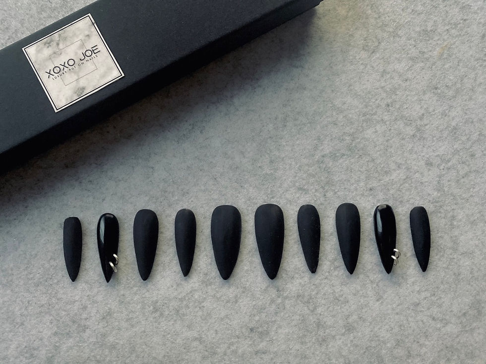 Miniaturbild: matt schwarze long ballerina press on nails mit ringfinger pircing