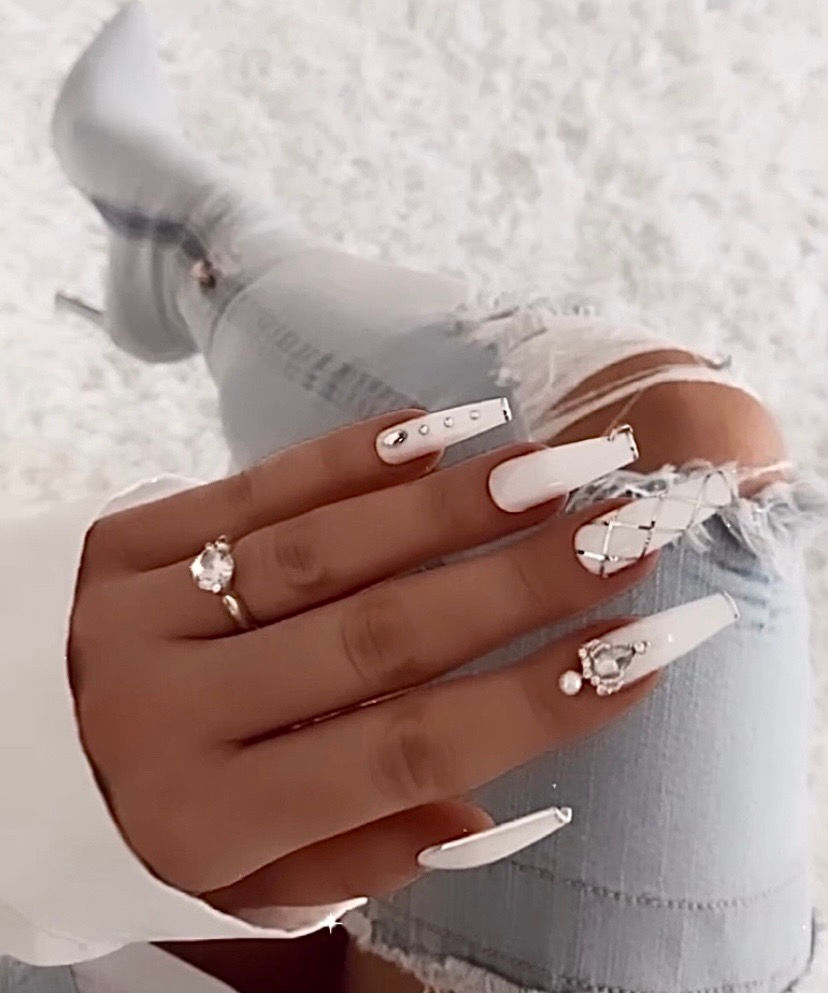 Küçük resim: XOXO JOE weiße Press on Nails mit silbernen Akzenten in der Form Long Ballerina