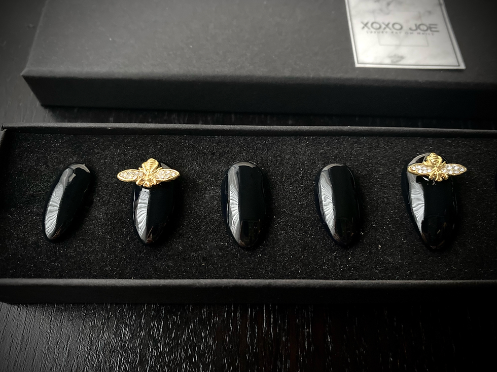 Miniaturbild: schwarze long ballerina press on nails mit goldener biene 