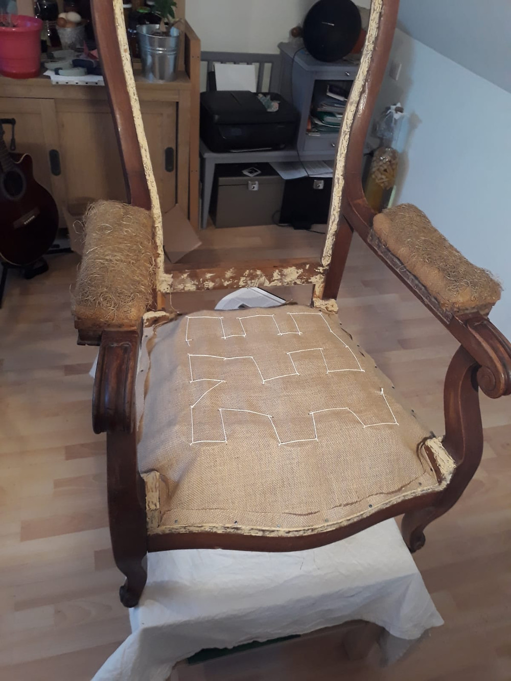 Restauration fauteuil Voltaire pose toile forte et couture des ressors