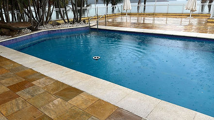 Mirasol na piscina fundo praia