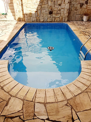 piscina parede pedra.jpeg