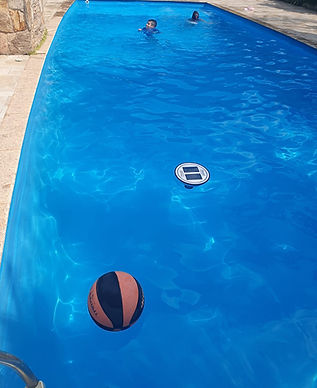 piscina com bola.jpeg
