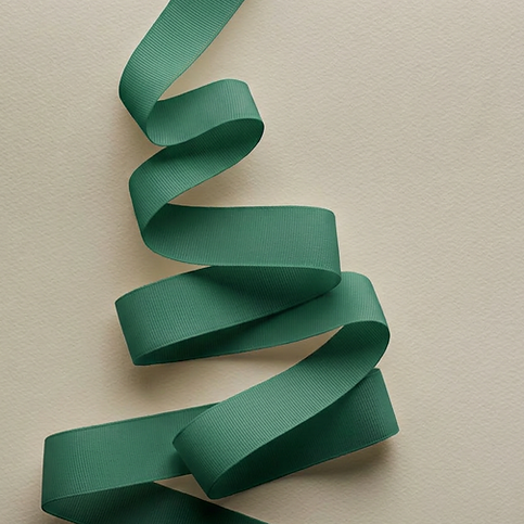 Elegante Geschenkverpackung mit hochwertigen Materialien.png