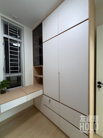 安樺苑407呎兩房主人房衣櫃及窗邊書枱