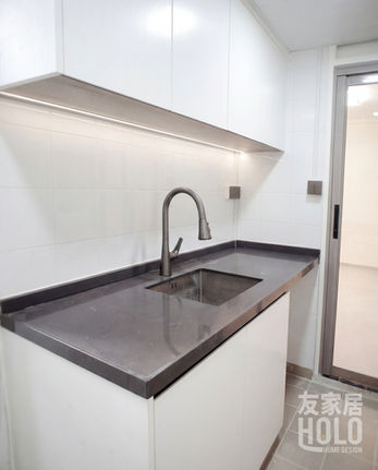 利安邨430呎公屋廚房洗滌區及深色檯面配置