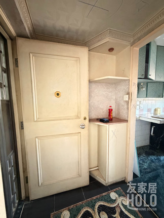 香港舊屋翻新清拆前狀況,展示大門牆紙傢俬老化問題