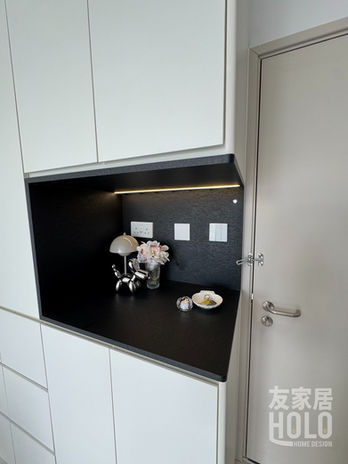 油塘高宏苑283呎居屋玄關櫃黑色展示格細節