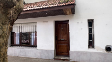 En la casa donde ocurrieron los hechos, Catamarca 2585, actualmente funciona una residencia para adultos mayores.