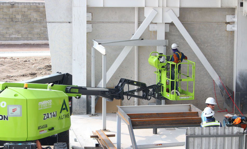Trabajadores en plataforma elevadora instalando estructuras, servicio herrería aluminio templados en México ALTHE MX