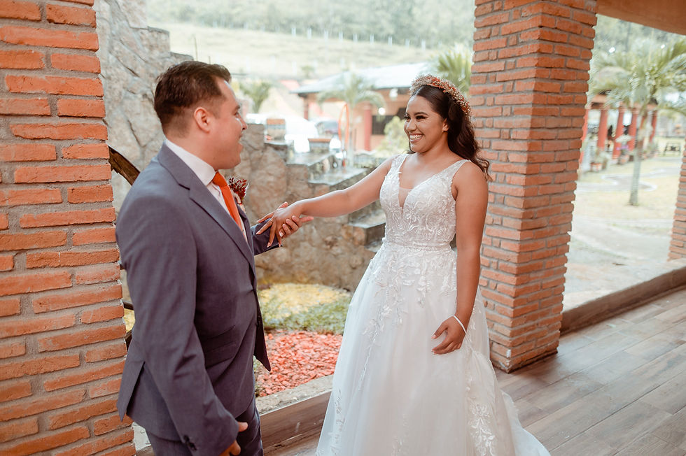 Maribel & Alexis, bajo la lluvia.🧡☔