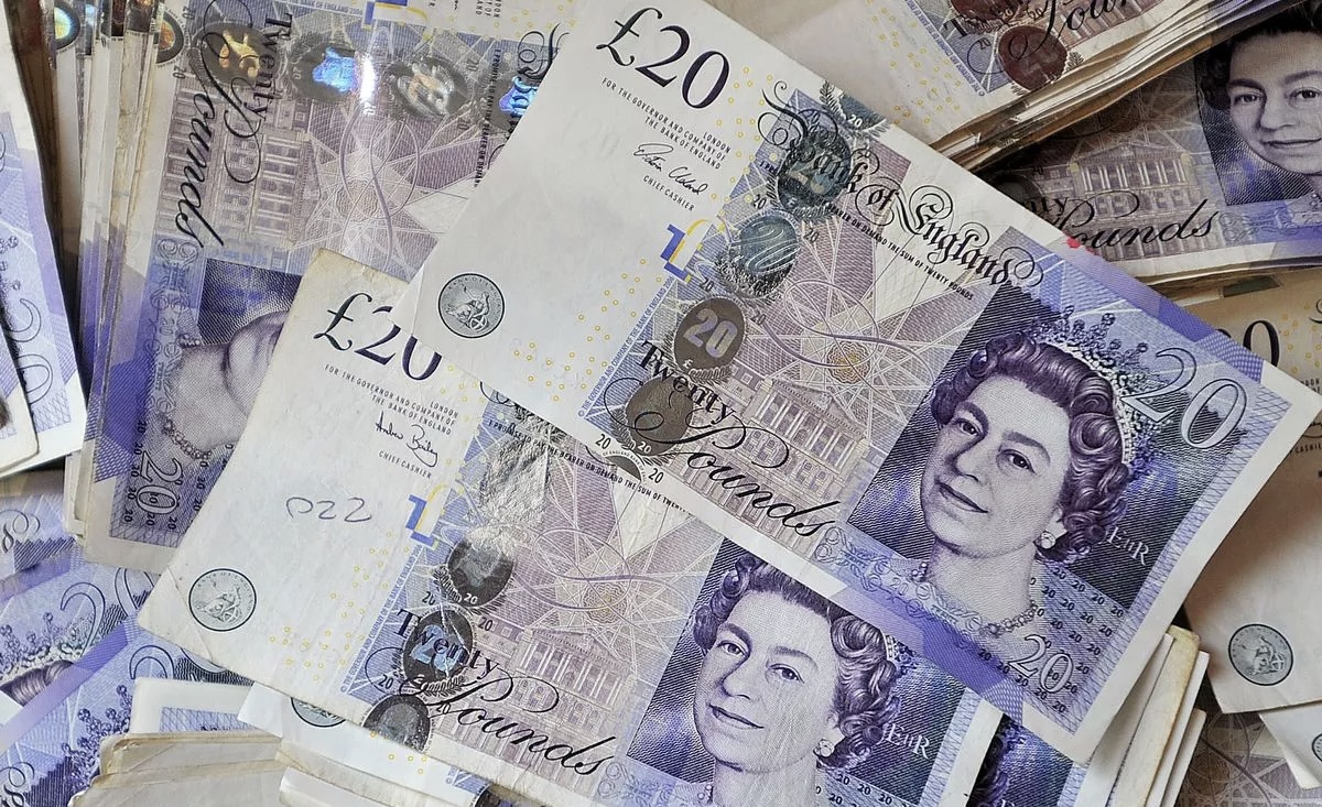 Uk £20 bank notes cash