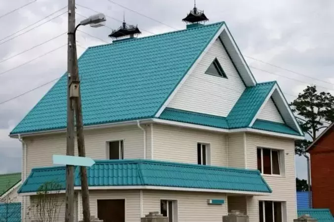 Крыша из металлочерепицы покрашена резиновой краской super decor цветом Небесный