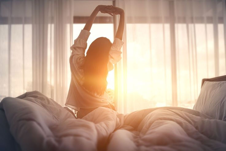 Ragazza si sveglia la mattina perfettamente riposata. È sul suo letto e dalla finestra filtra i primi raggi di sole della mattina.