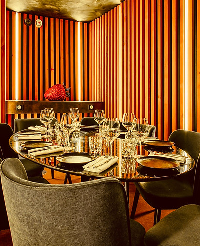 Round table in the elegant, intimate setting of Lounge Roc restaurant in Avoriaz
