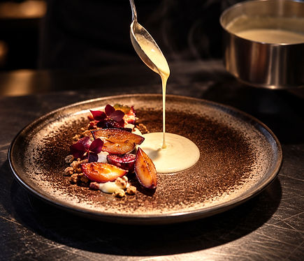 Dressage d’une assiette gastronomique par le chef du Lounge Roc, restaurant bistronomique à Avoriaz.