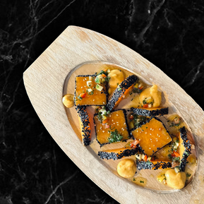 Tataki de butternut avec une présentation raffinée, servi au restaurant Lounge à Avoriaz.