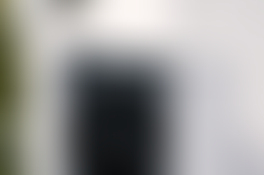 Eine qualitative Wärmepumpe vor einem Neubau-Einfamilienhaus