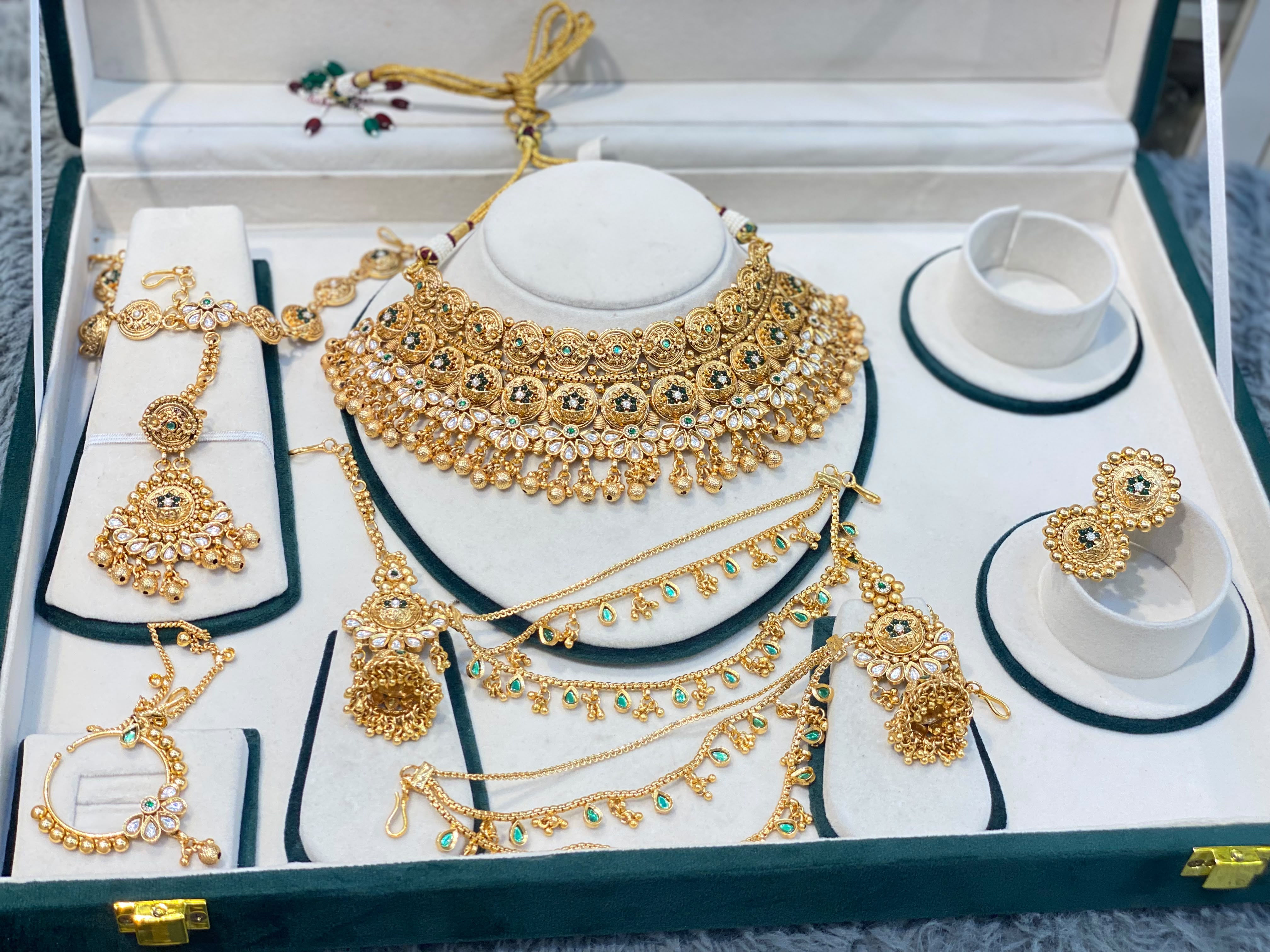 Hira Collections HEERIYE
Semi Bridal Brass Base Onegram Goldplated Necklace Set