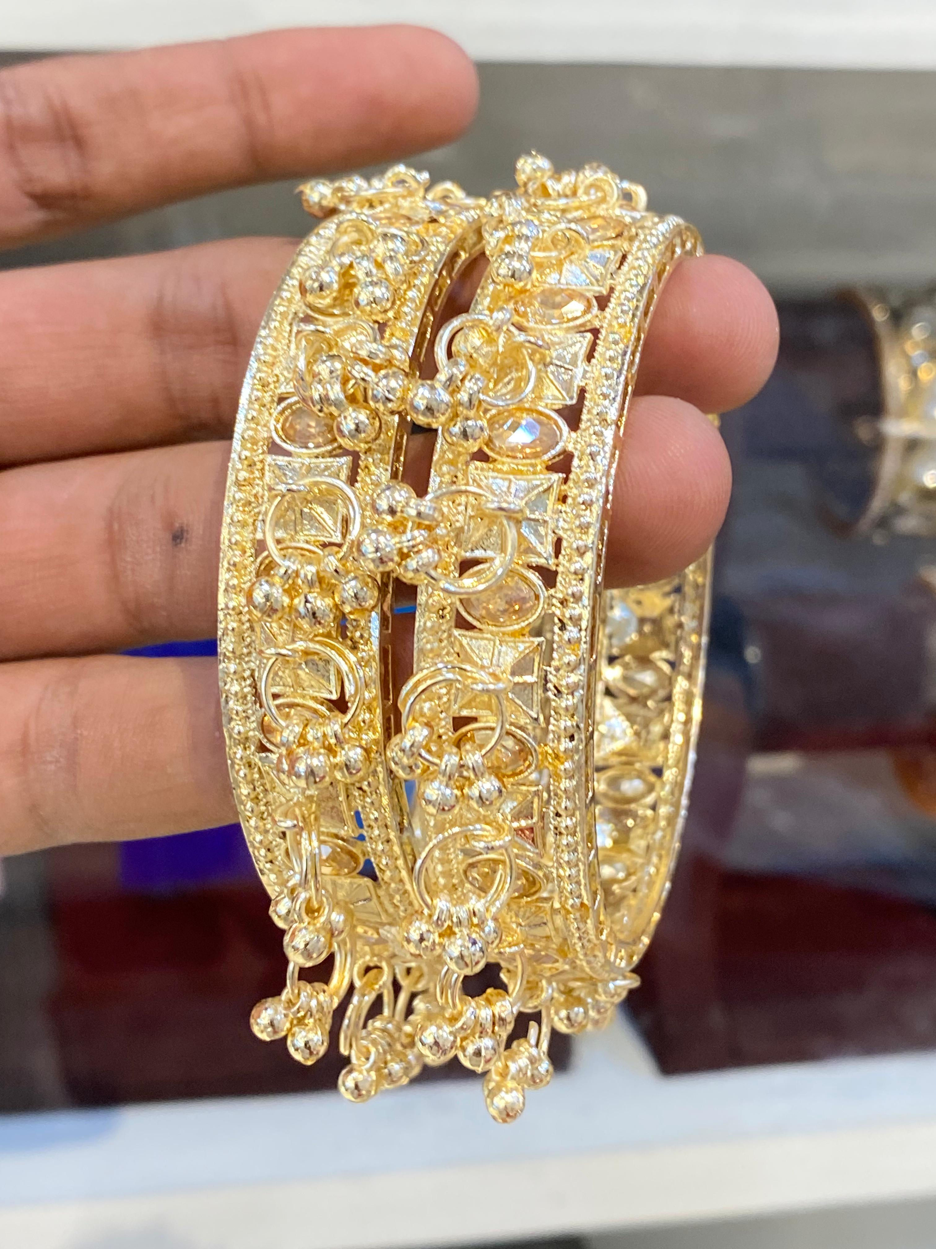Hira Collections BB0112
Kashmiri Ghungroo Bangle Box
1 box - 12 Pairs