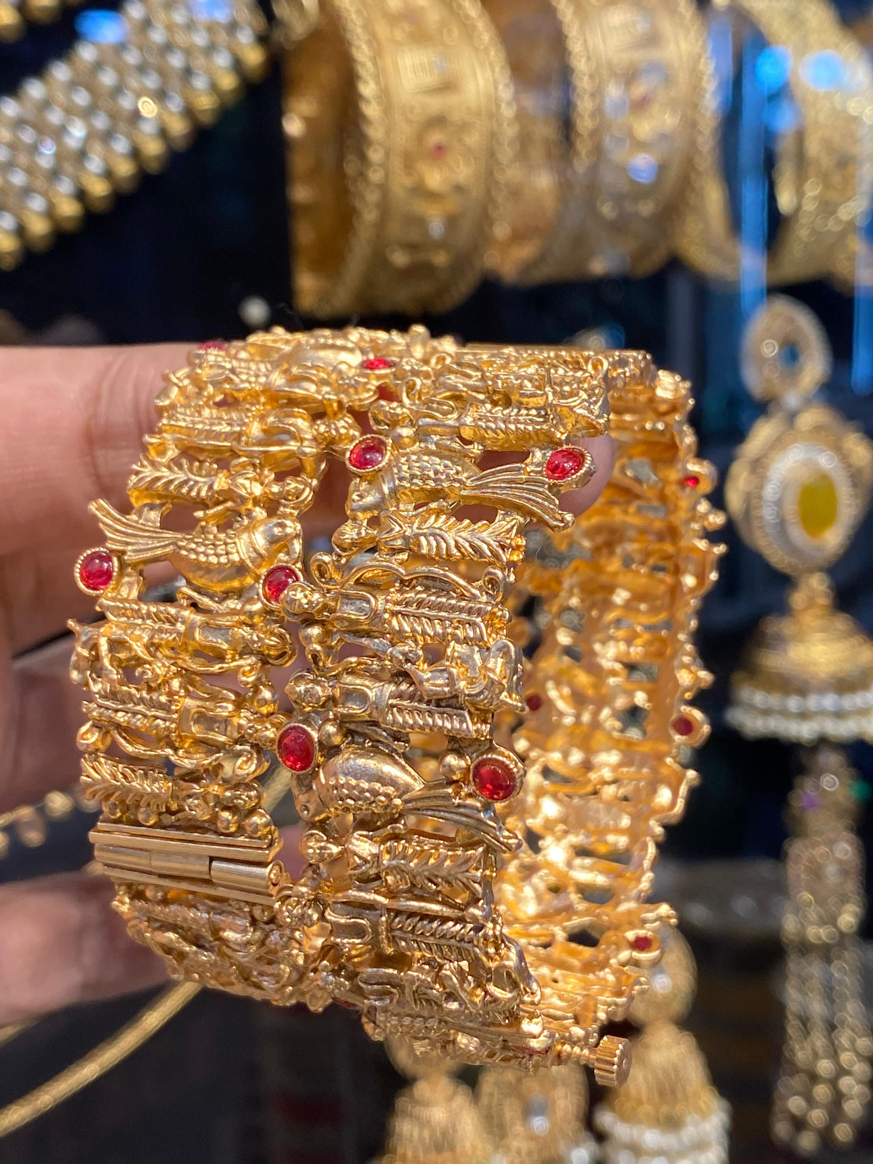 Hira Collections KADA008
Onegram Gold Plated Bangles 

2.4
2.6
2.8
2.10 
