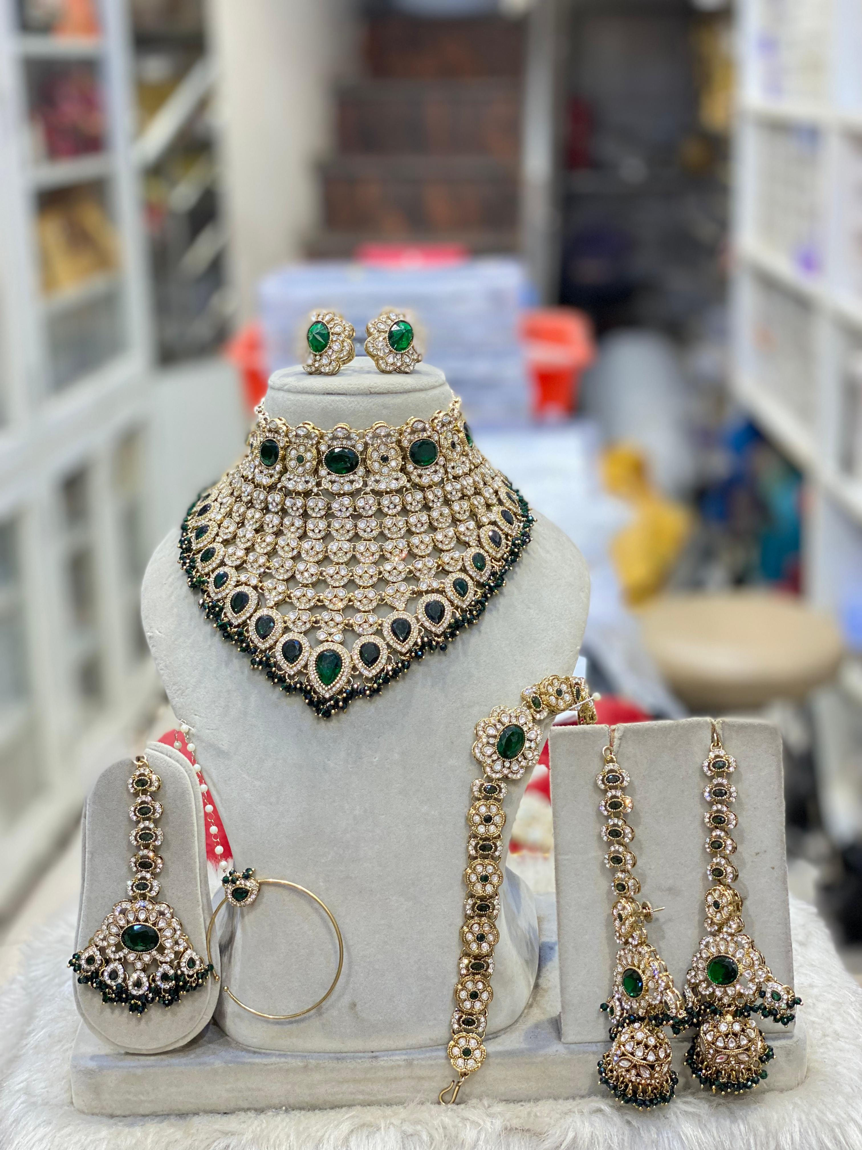 Hira Collections JANNAT
Mini Bridal Heavy Look
Kundan V Choker Set