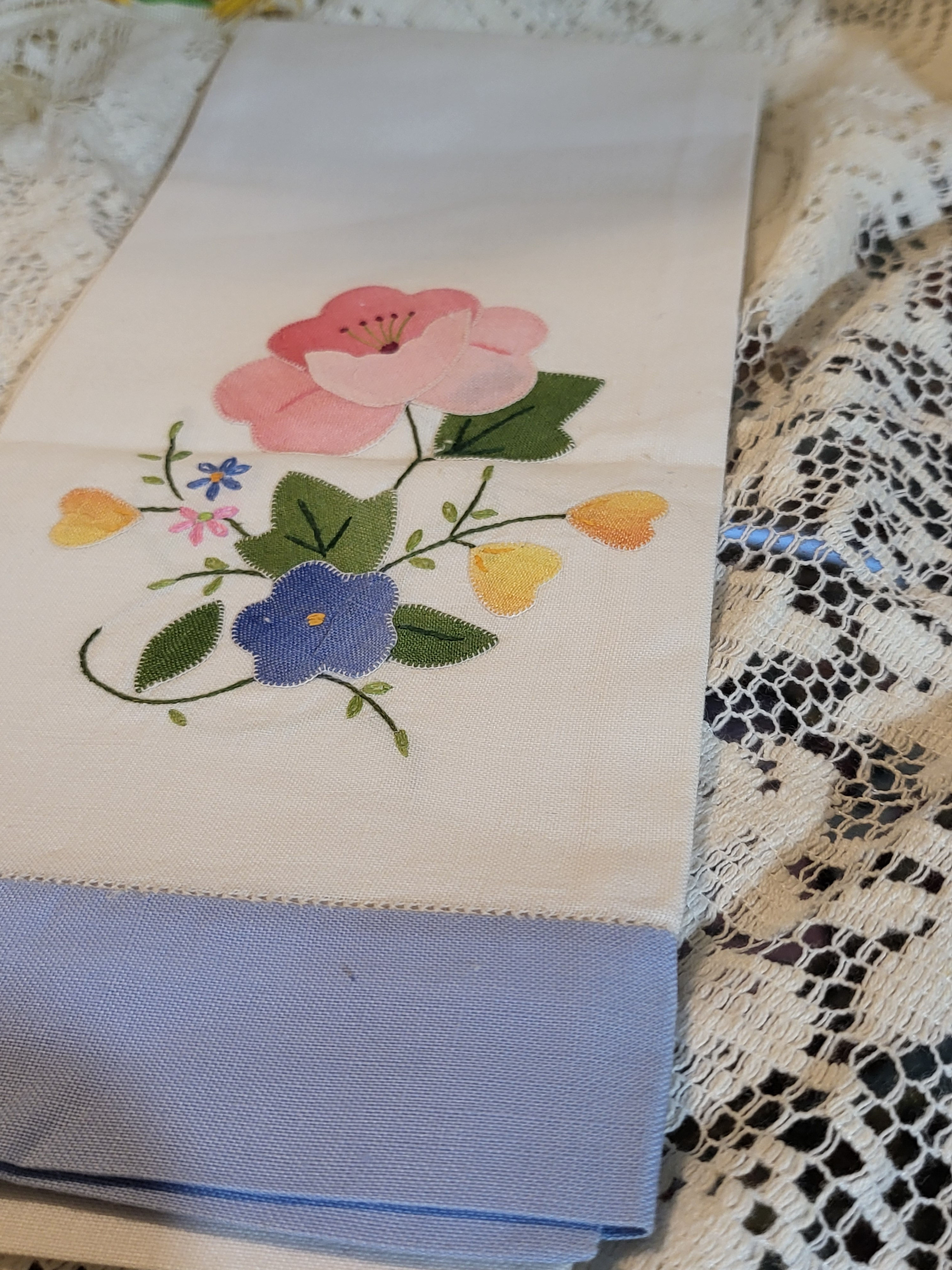 Vintage Floral Applique Finger/Guest Towels/Set of 2