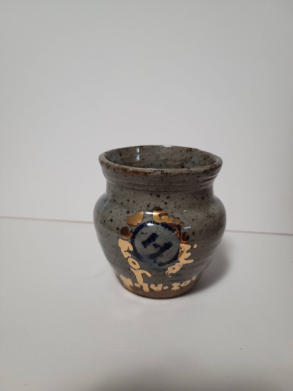 Mini Vase Gris con decoration en oro