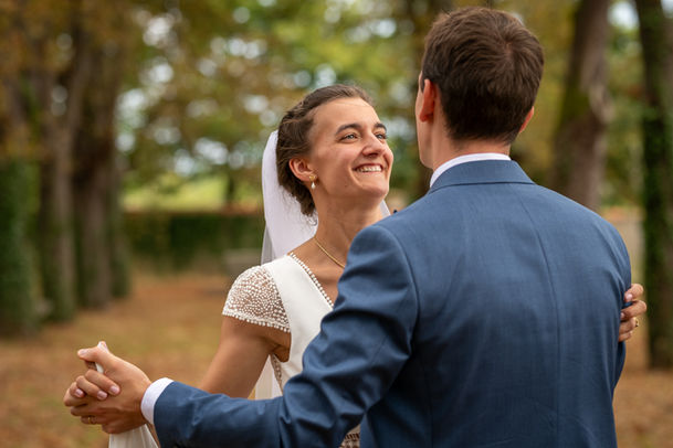 photo des mariés qui dansent sous les arbres