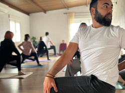 Grupo de participantes practicando yoga durante la formación intensiva en Málaga