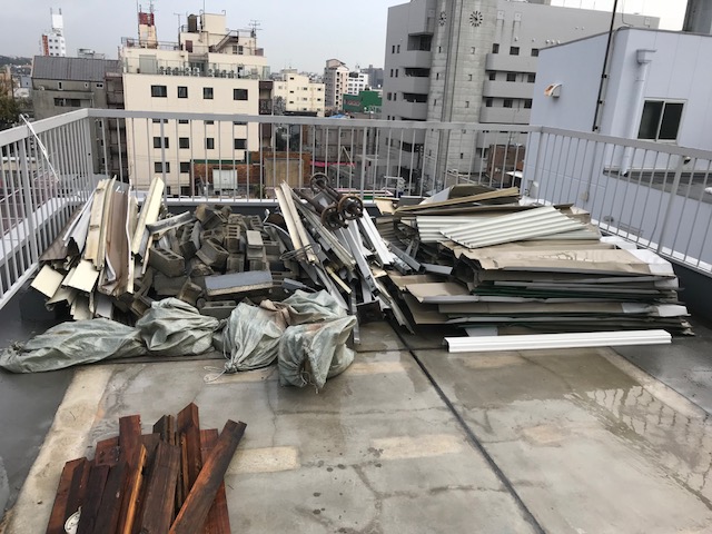 ビルの8階屋上に置いていたヨド物置3つが台風後壊れたため 解体 回収作業in 大阪市内 保険で対応する案件も増えております