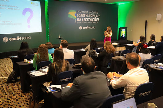 Lucimara em sala.jpg