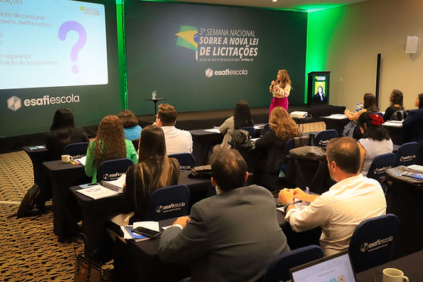 Lucimara em sala.jpg